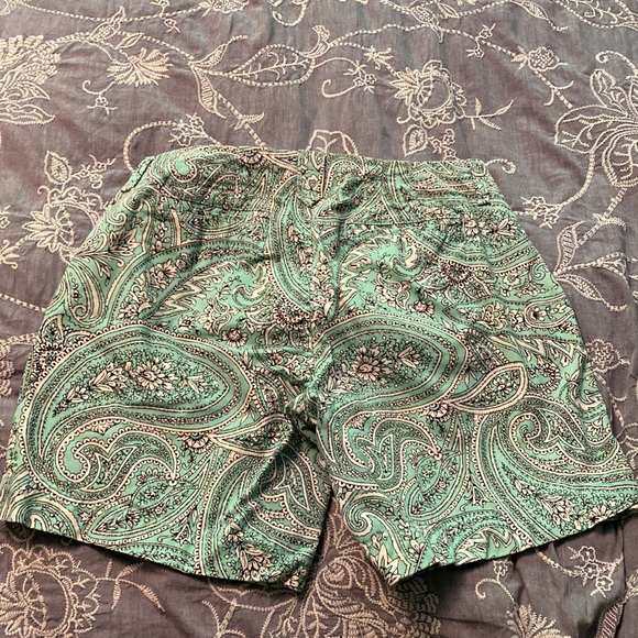 Old Navy Size 4 shorts 7” green, white, and black - Picture 3 of 4